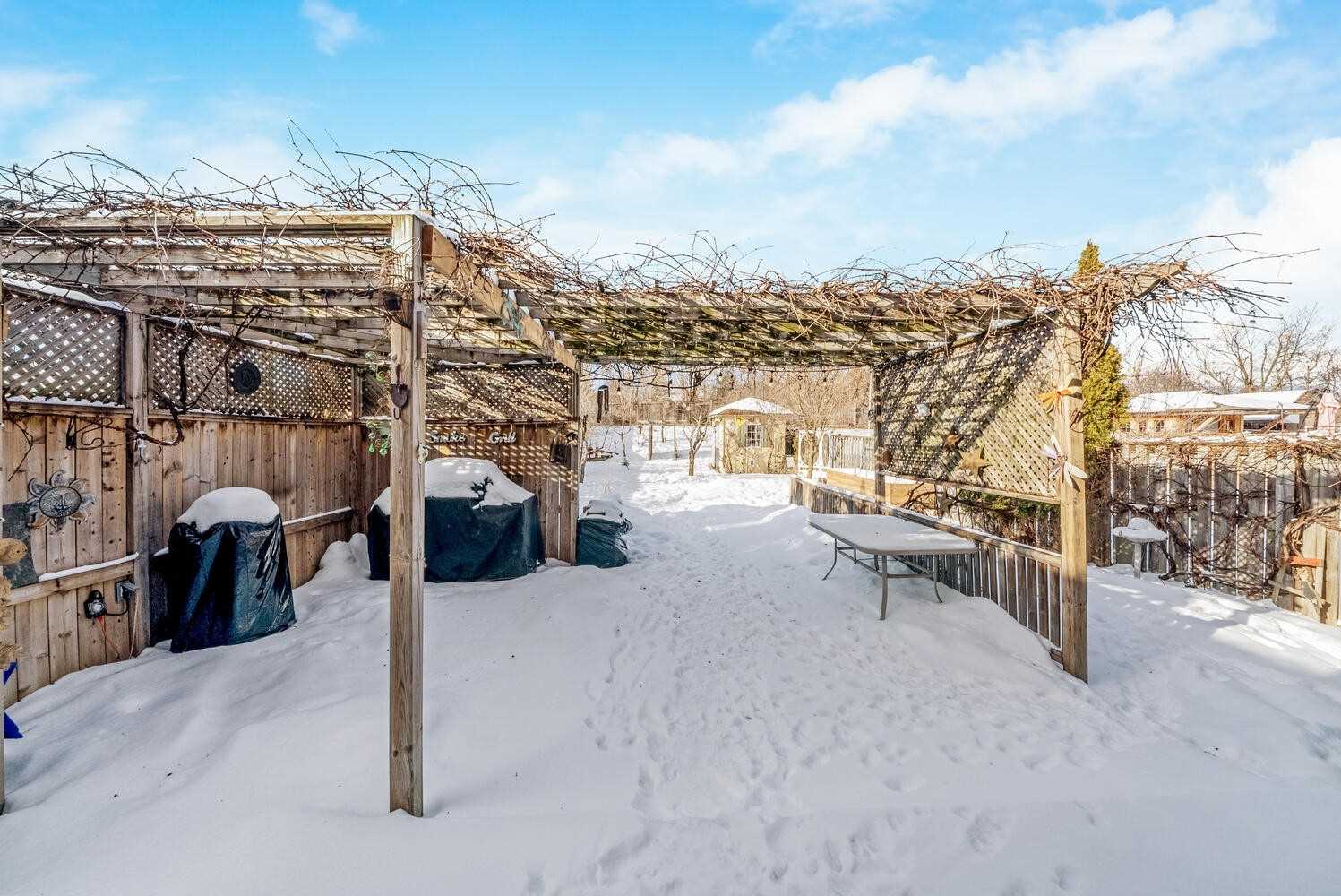 118 Mowat Cres