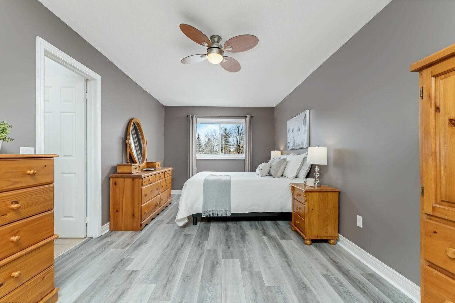 118 Mowat Cres