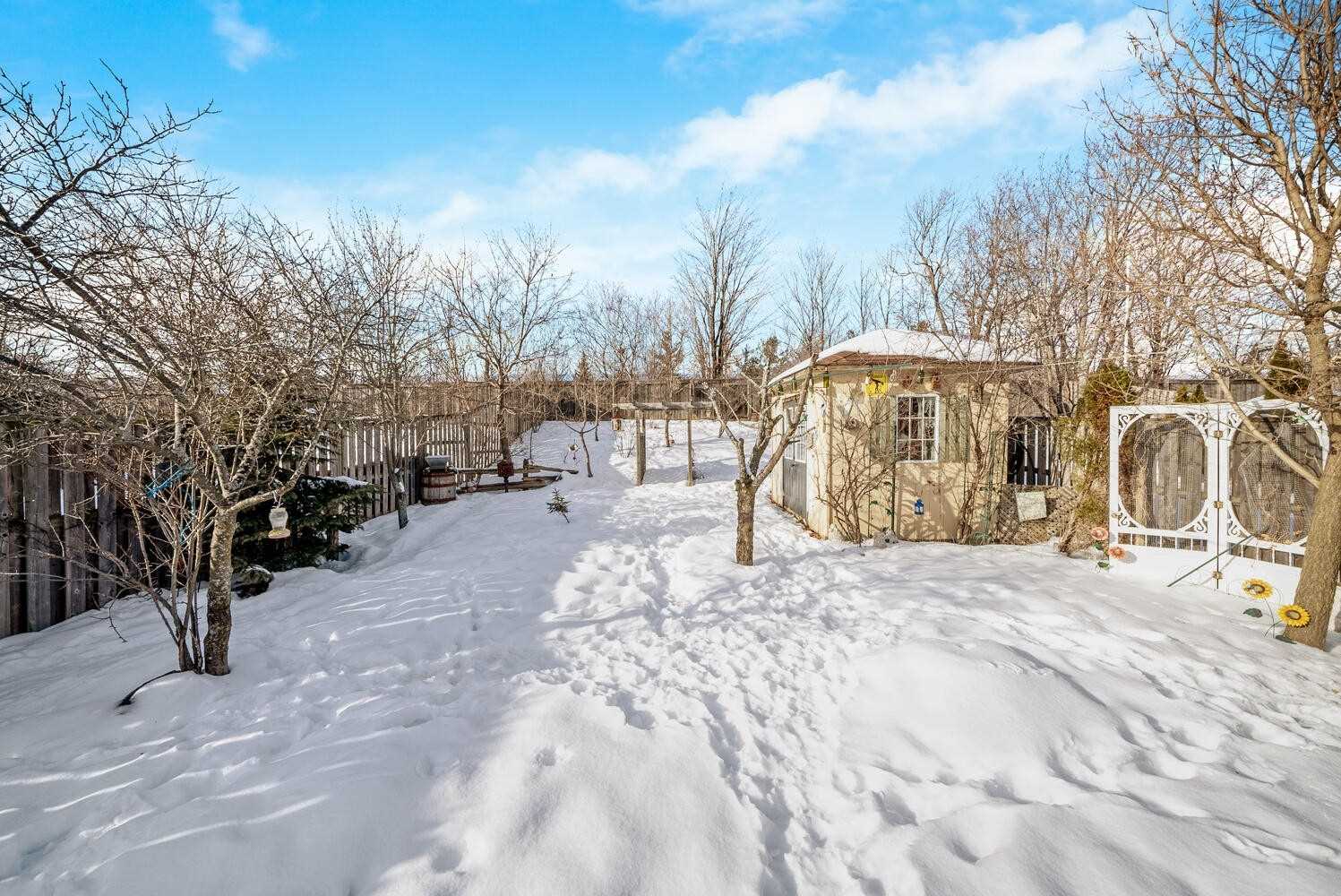 118 Mowat Cres