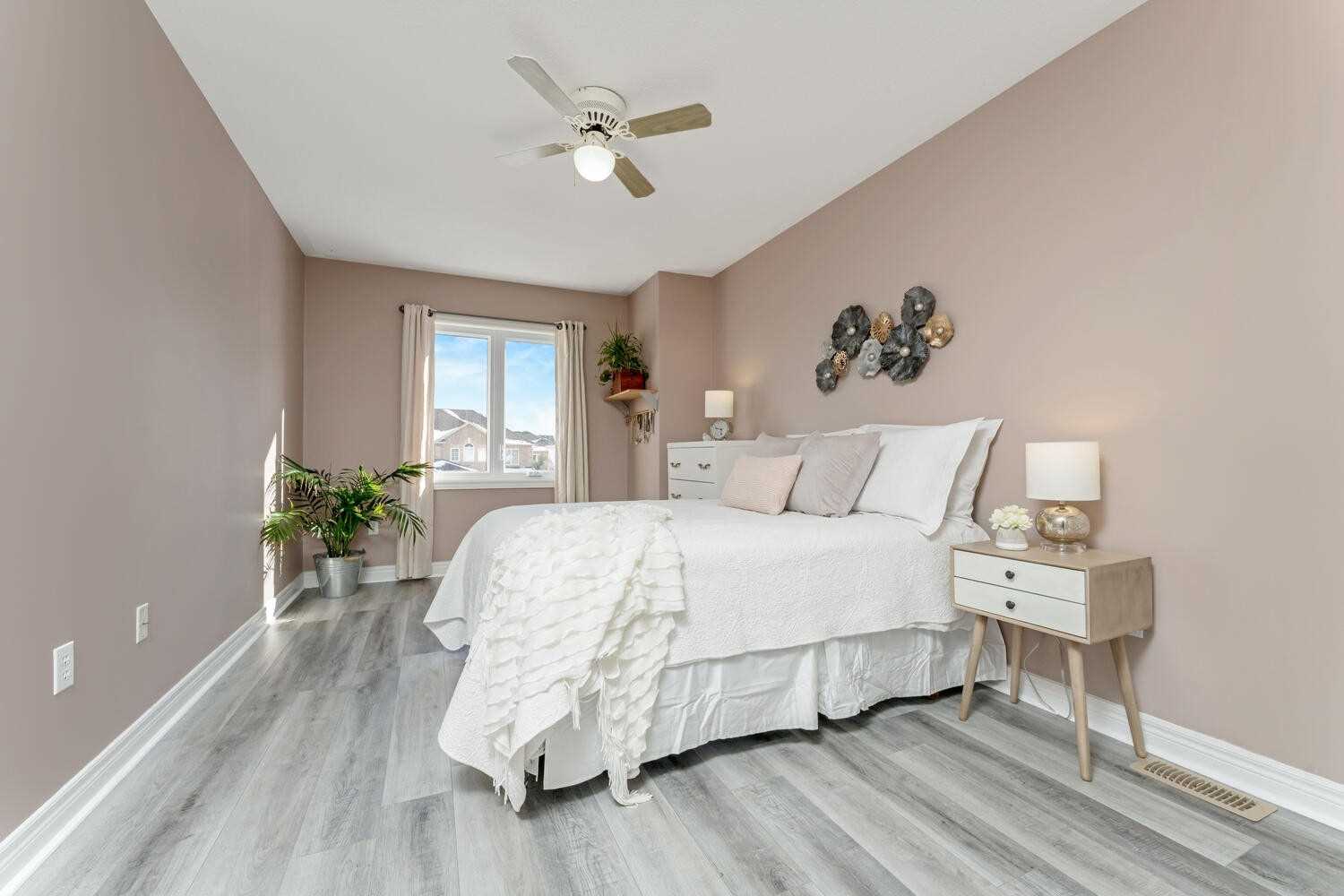 118 Mowat Cres