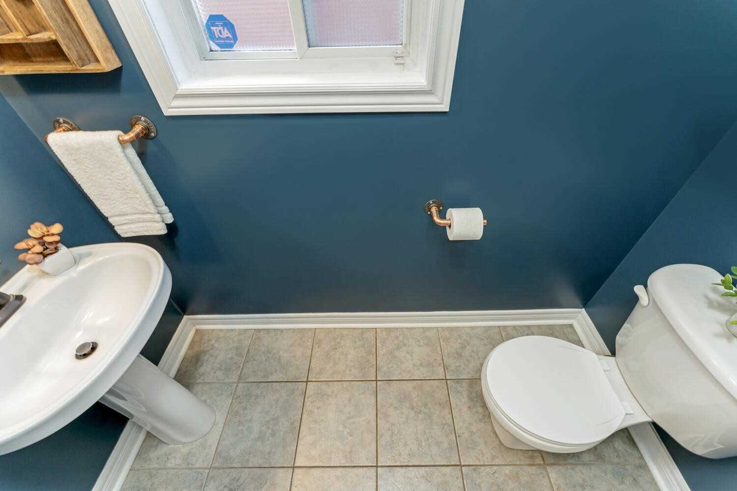 118 Mowat Cres