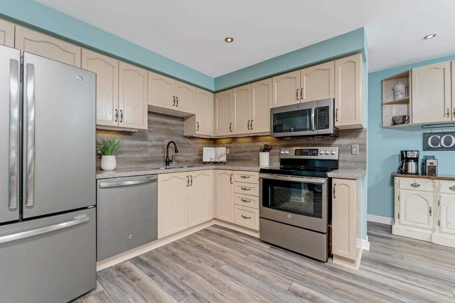 118 Mowat Cres