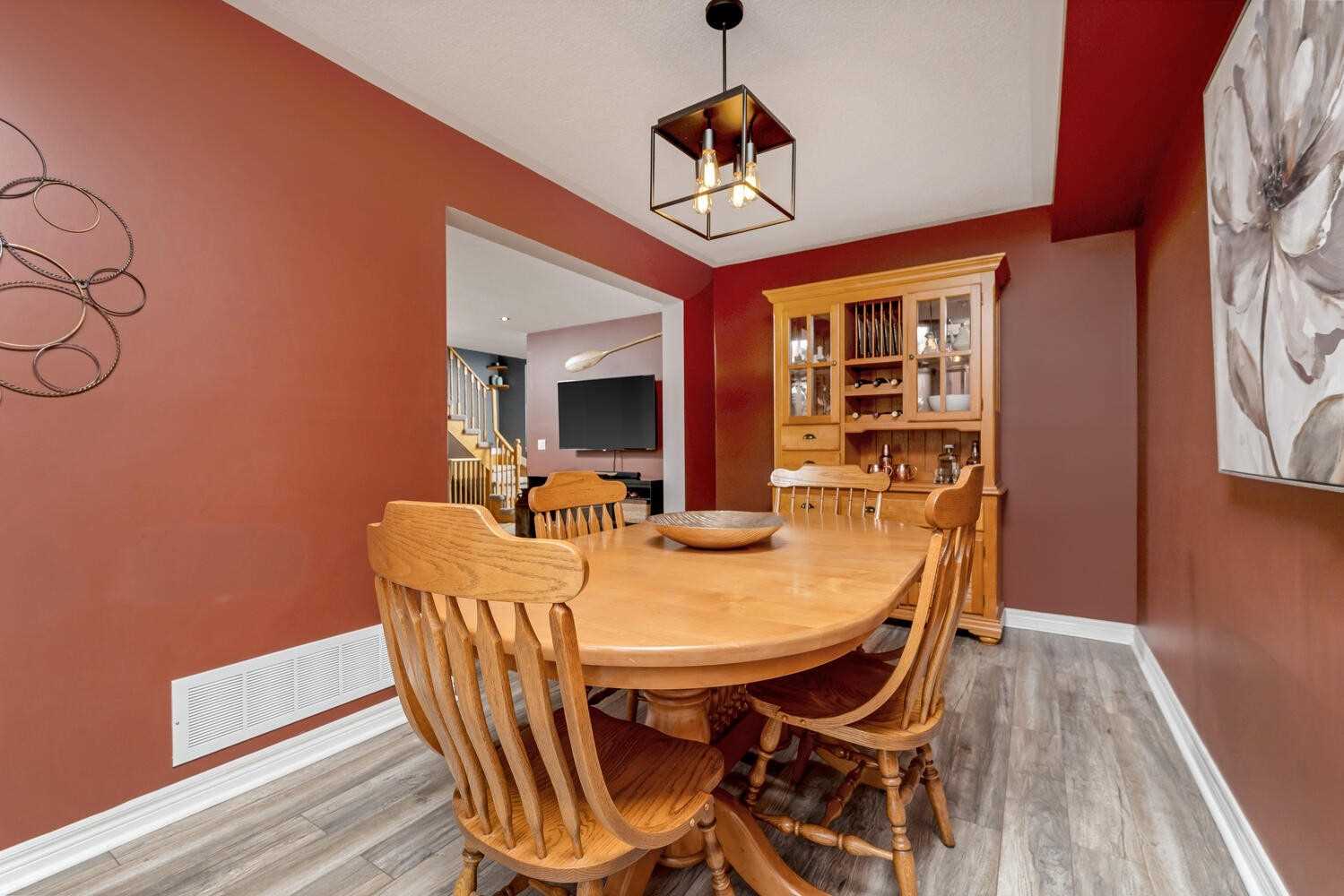 118 Mowat Cres