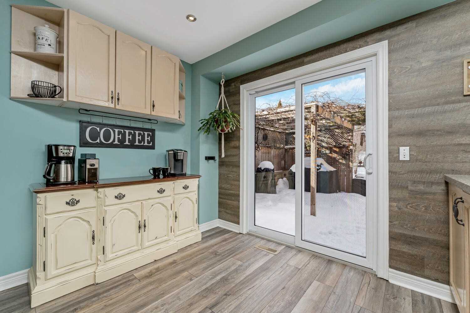 118 Mowat Cres