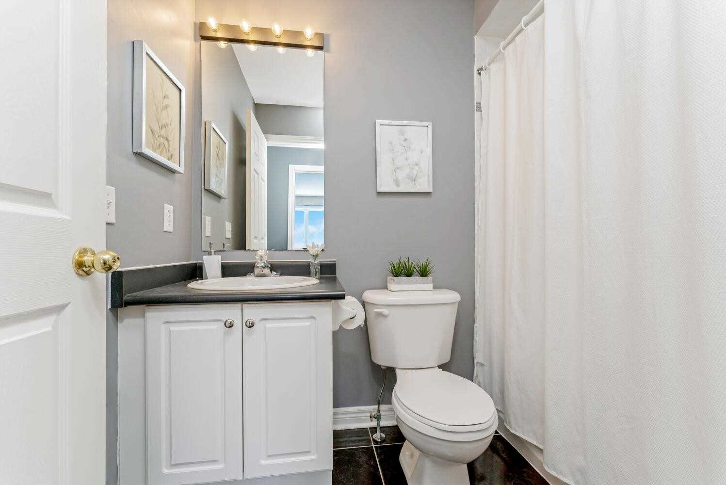118 Mowat Cres