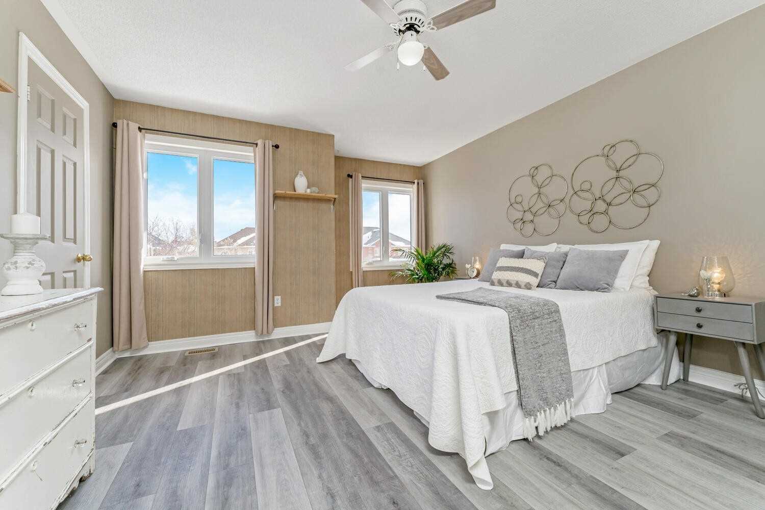 118 Mowat Cres
