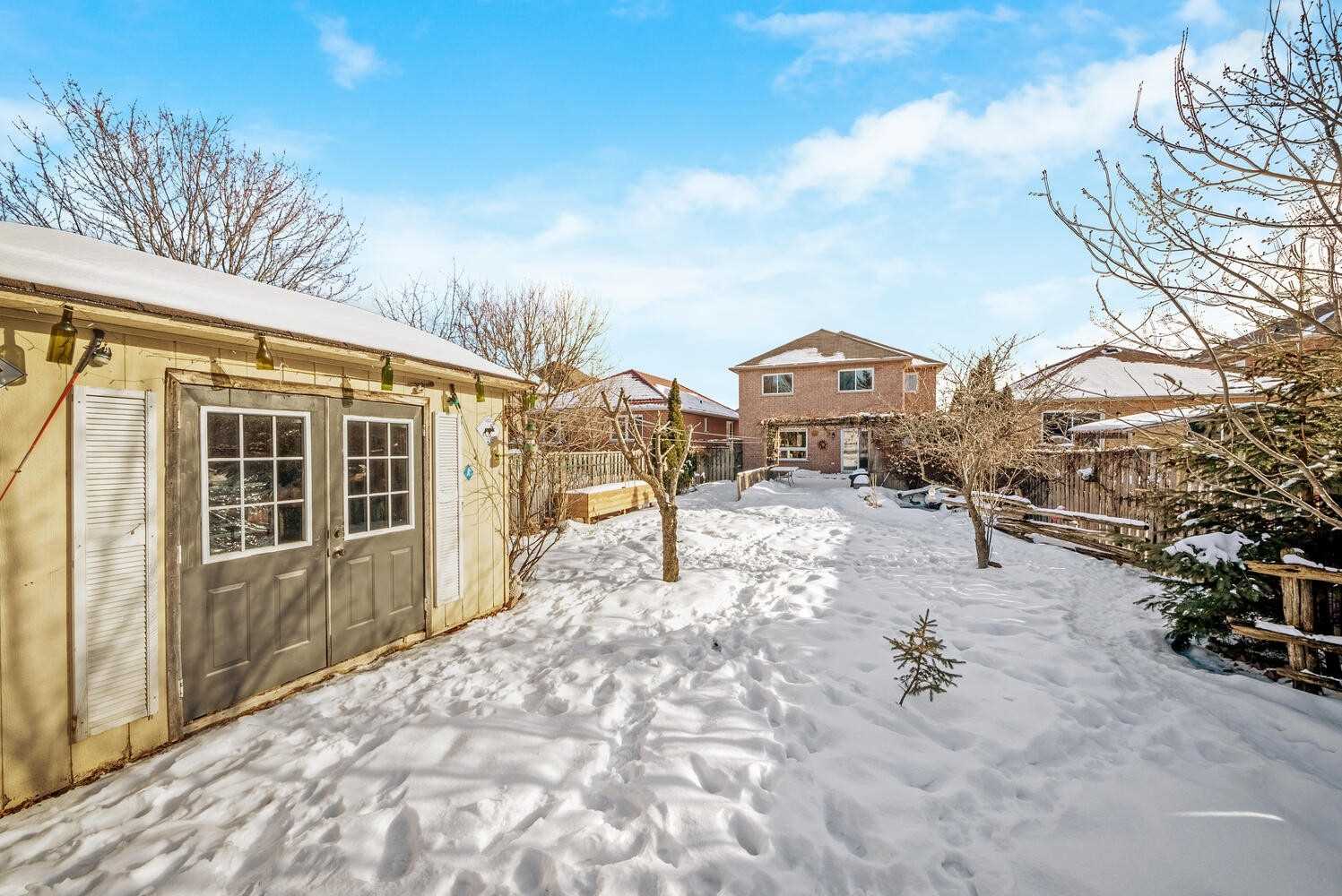 118 Mowat Cres