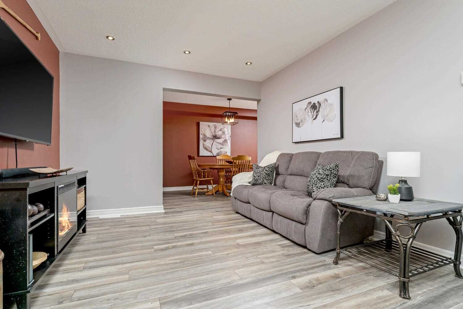 118 Mowat Cres