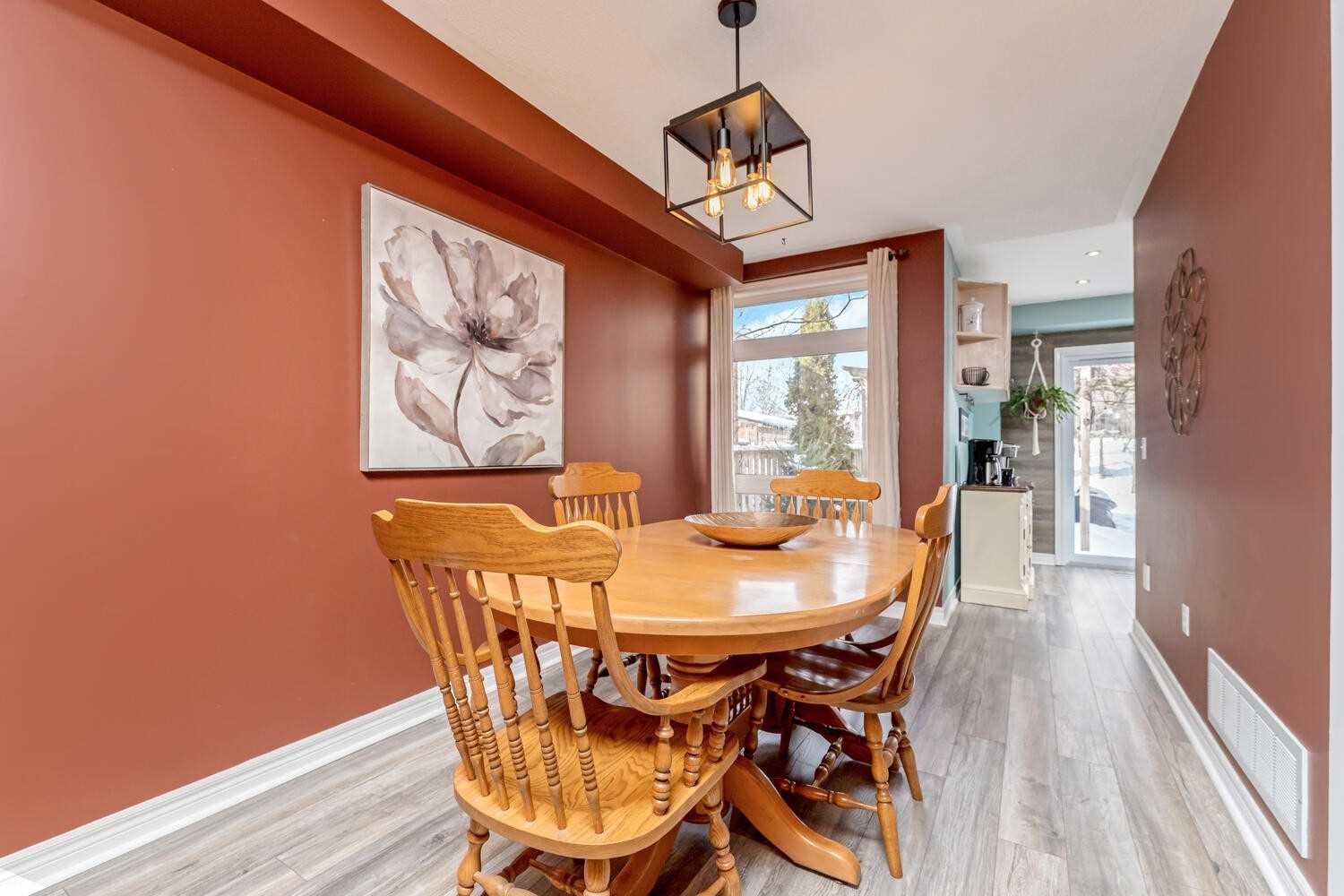 118 Mowat Cres