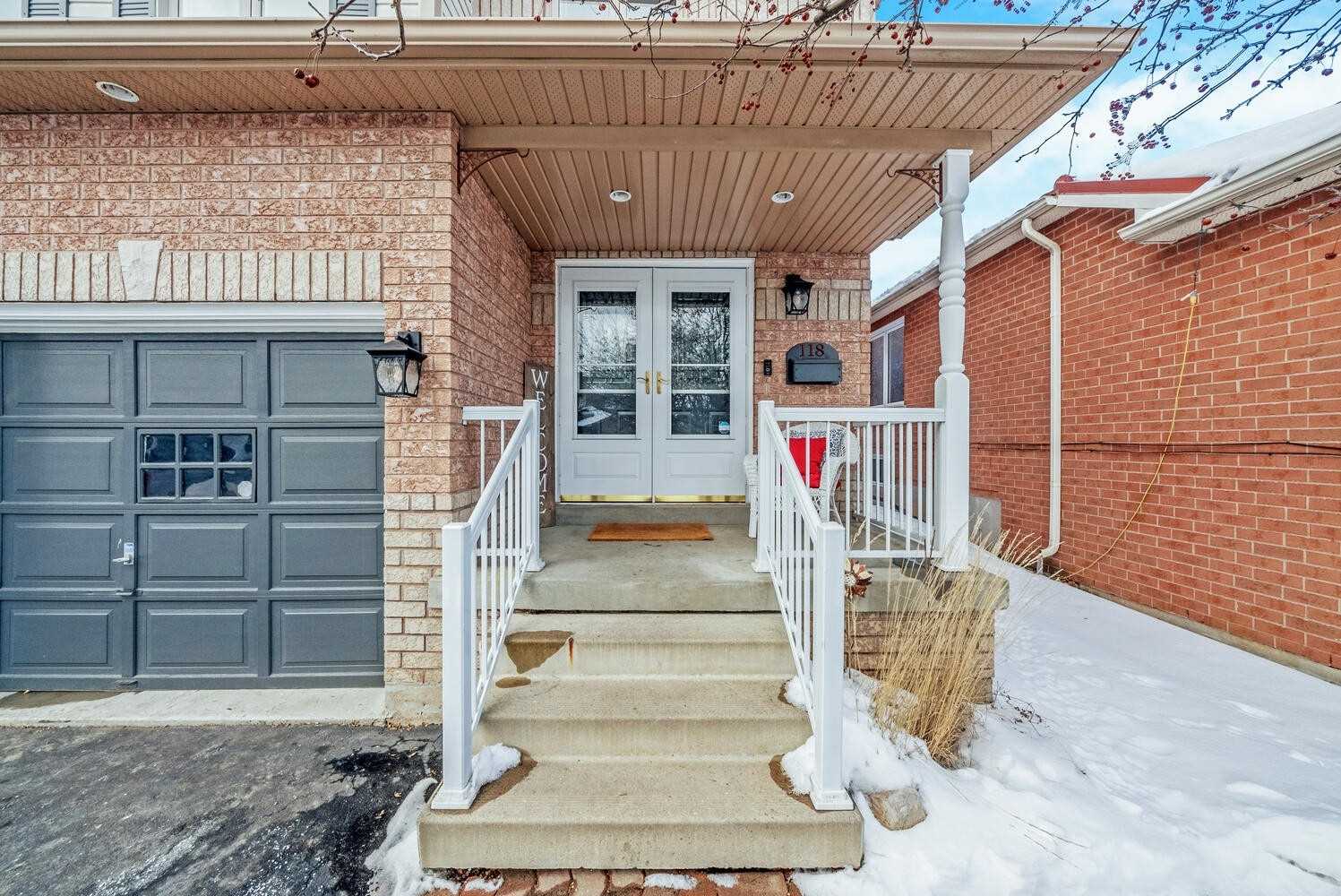 118 Mowat Cres