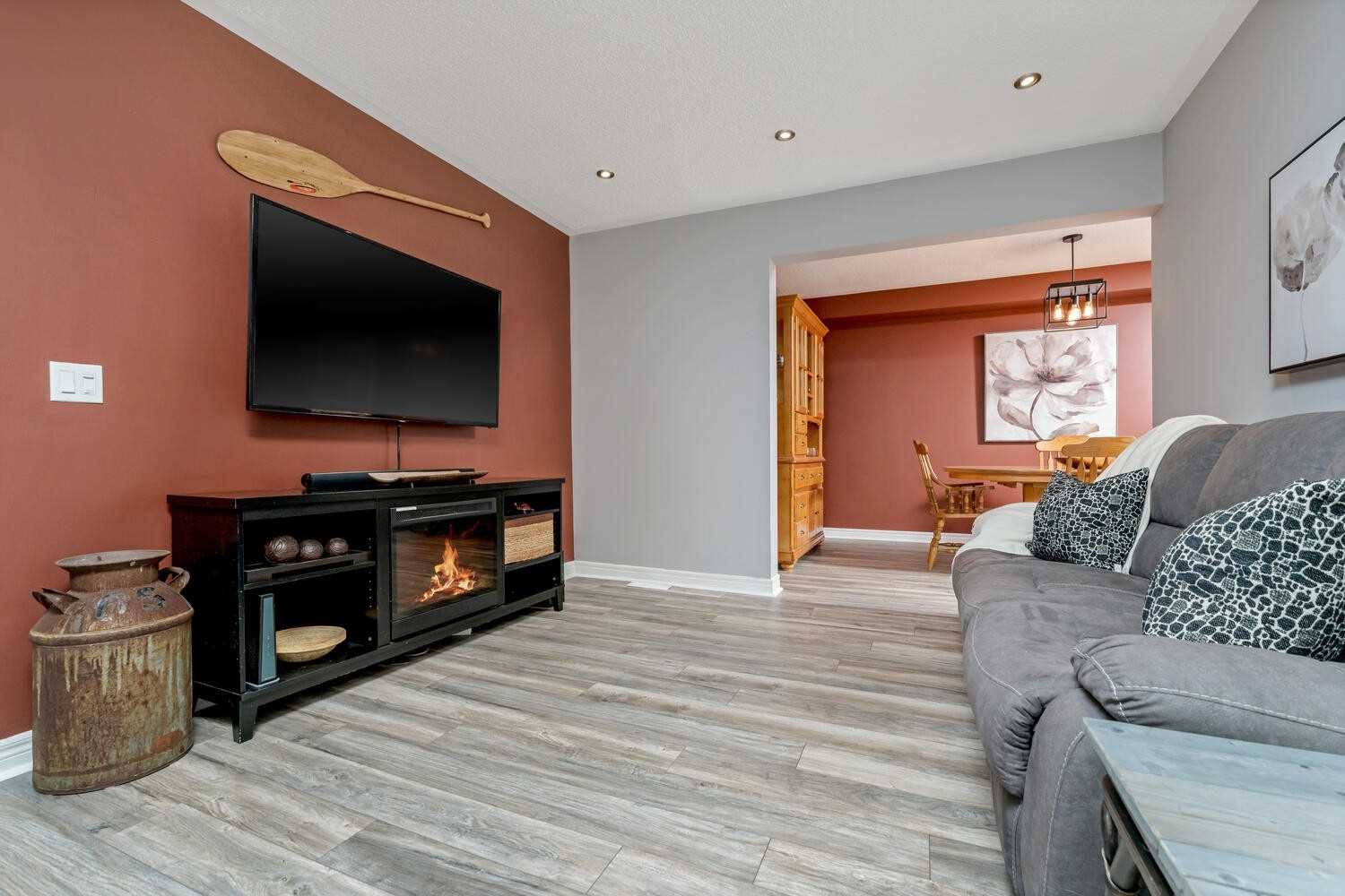 118 Mowat Cres