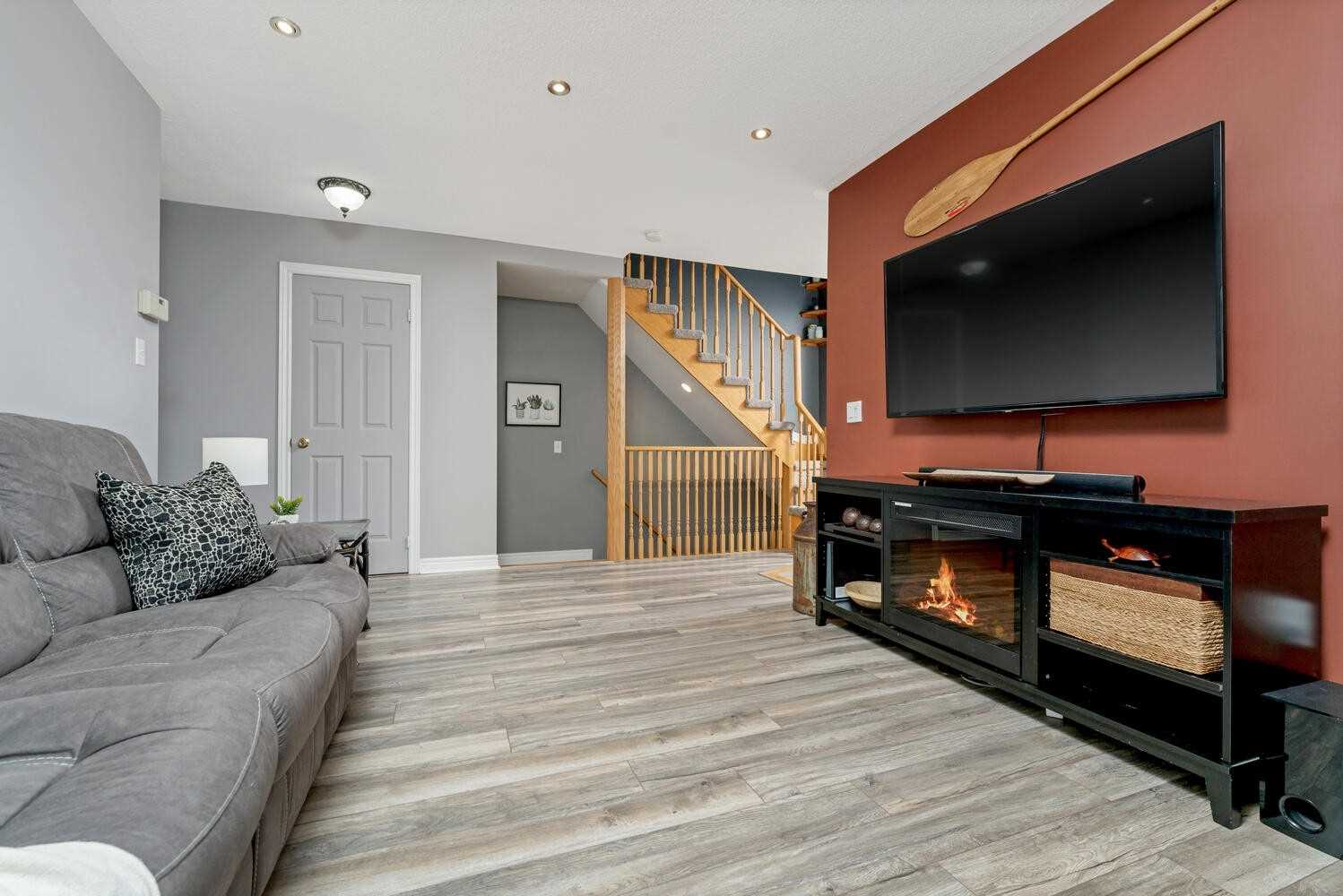 118 Mowat Cres