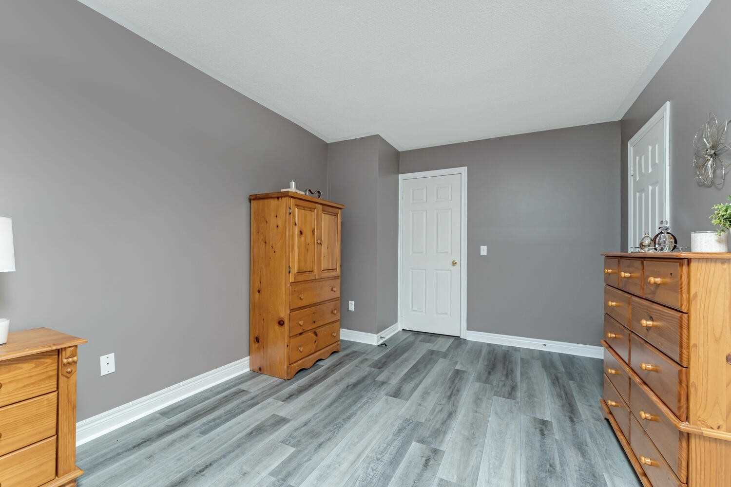 118 Mowat Cres