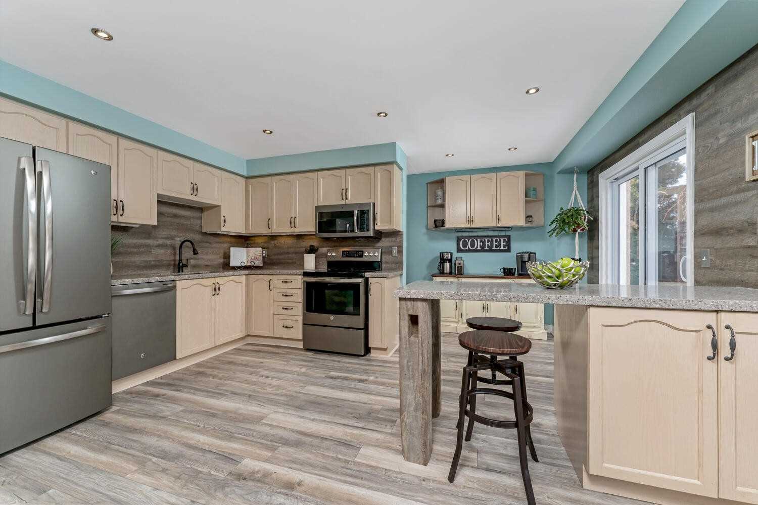 118 Mowat Cres