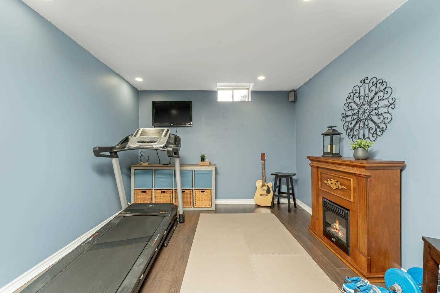 118 Mowat Cres