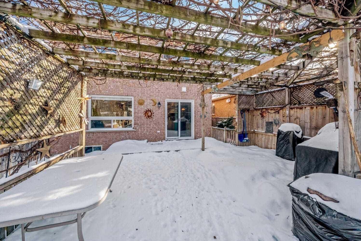 118 Mowat Cres