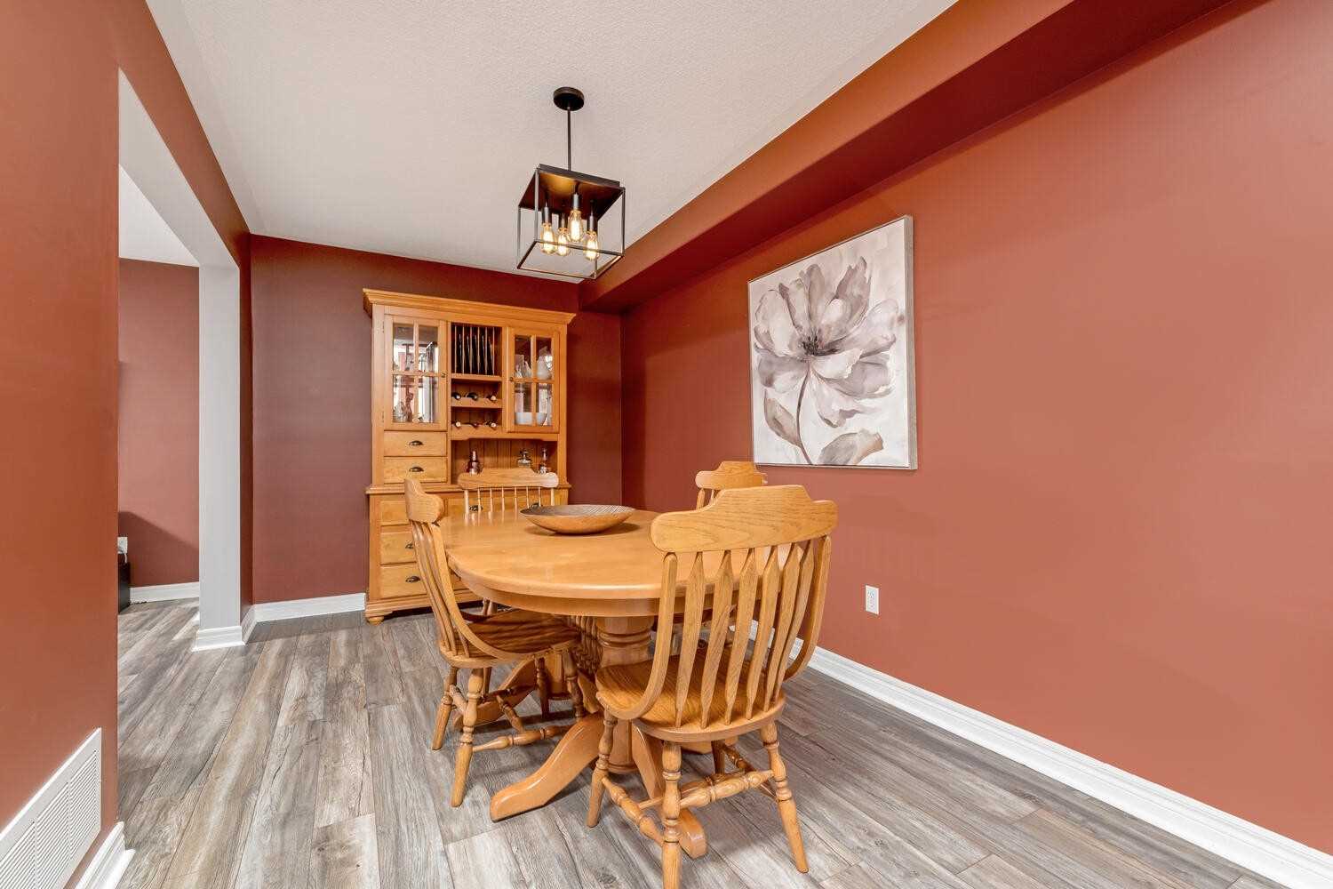 118 Mowat Cres