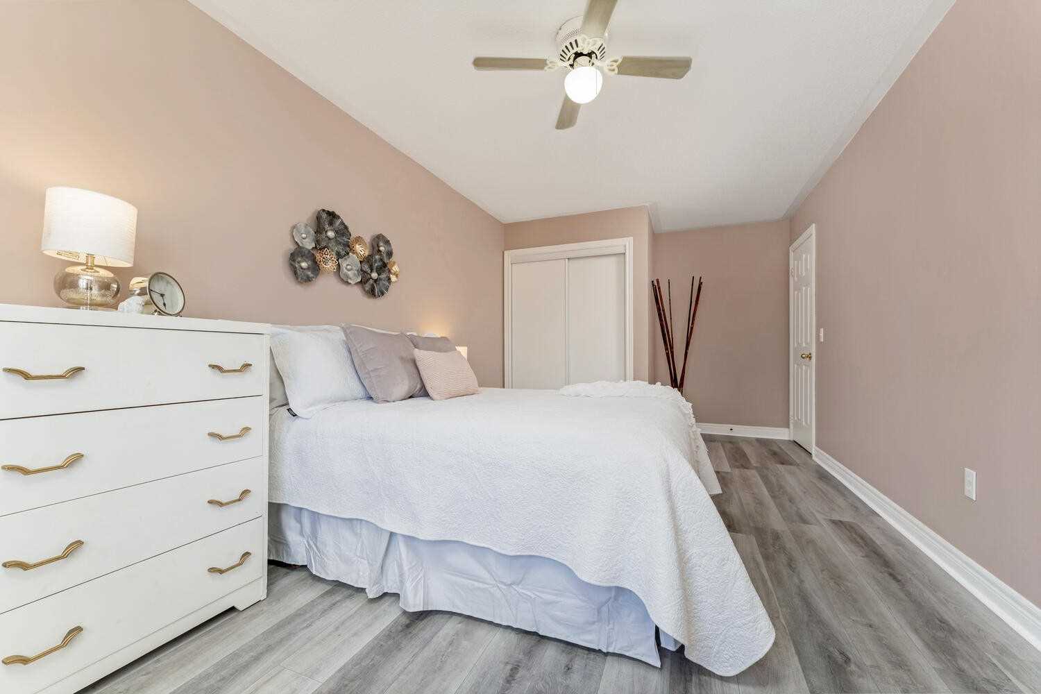 118 Mowat Cres