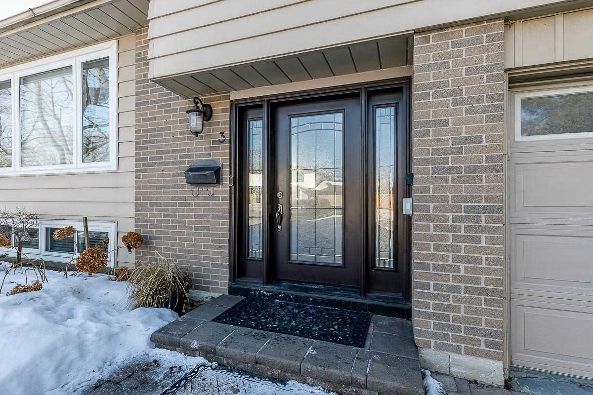 3 Lockton Cres