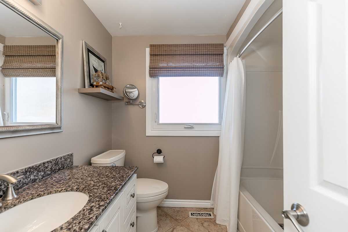 3 Lockton Cres