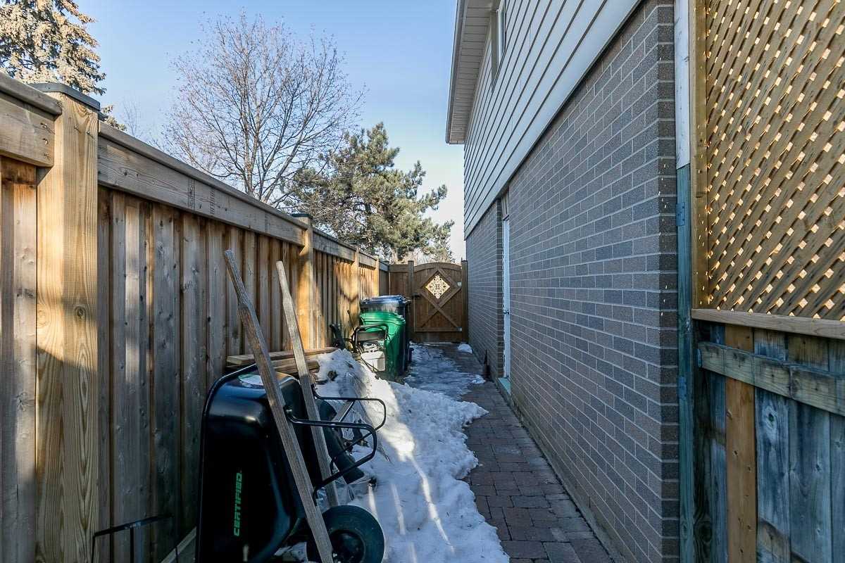 3 Lockton Cres