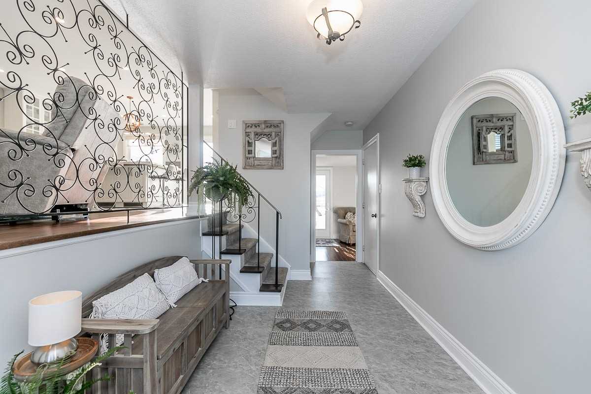 3 Lockton Cres