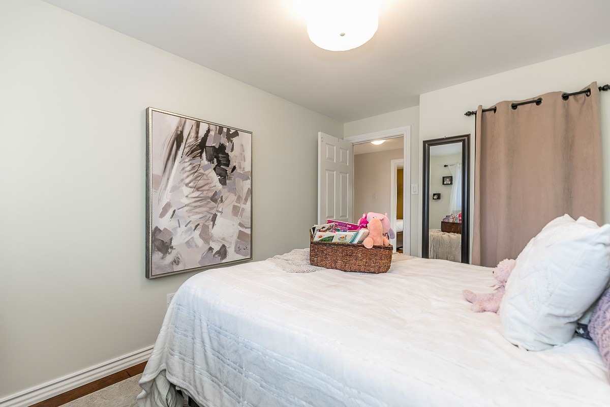3 Lockton Cres