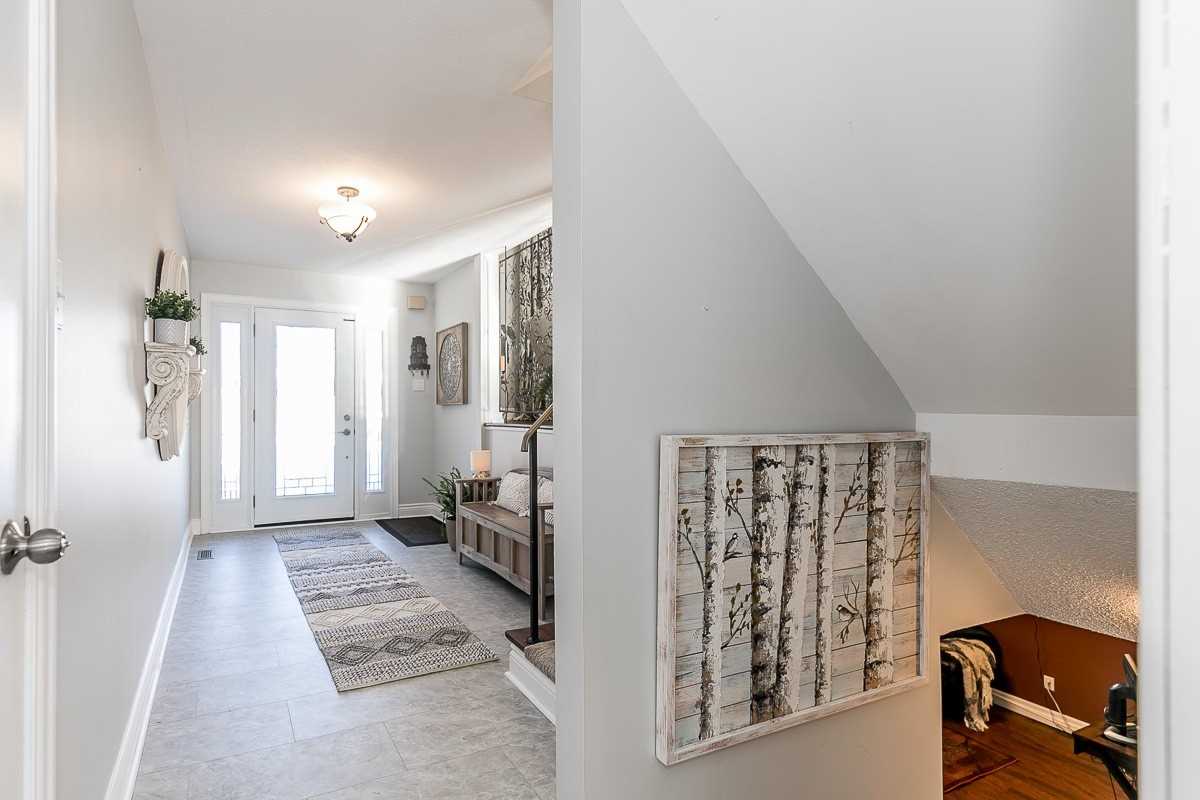 3 Lockton Cres