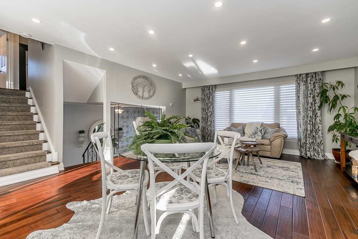3 Lockton Cres