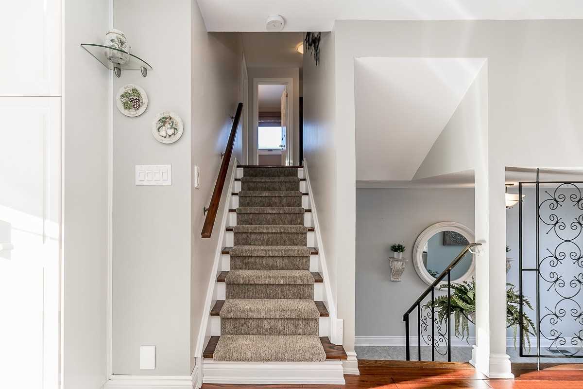 3 Lockton Cres