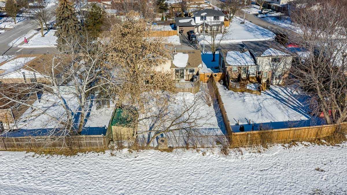 3 Lockton Cres