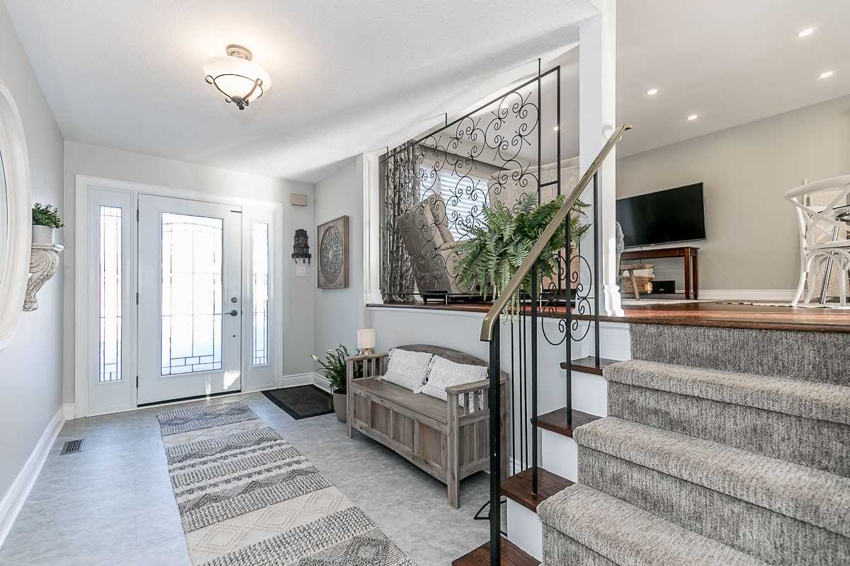 3 Lockton Cres