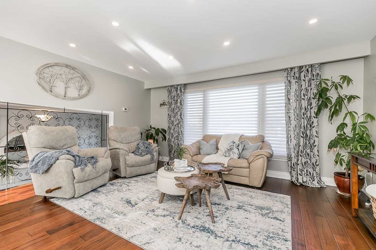 3 Lockton Cres