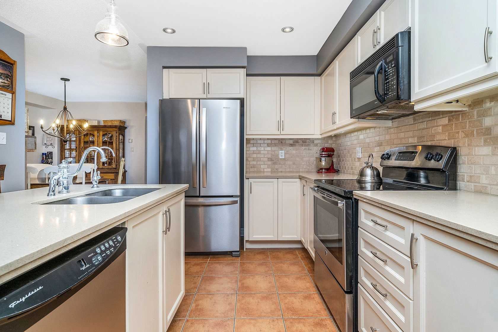 25 Mowat Cres