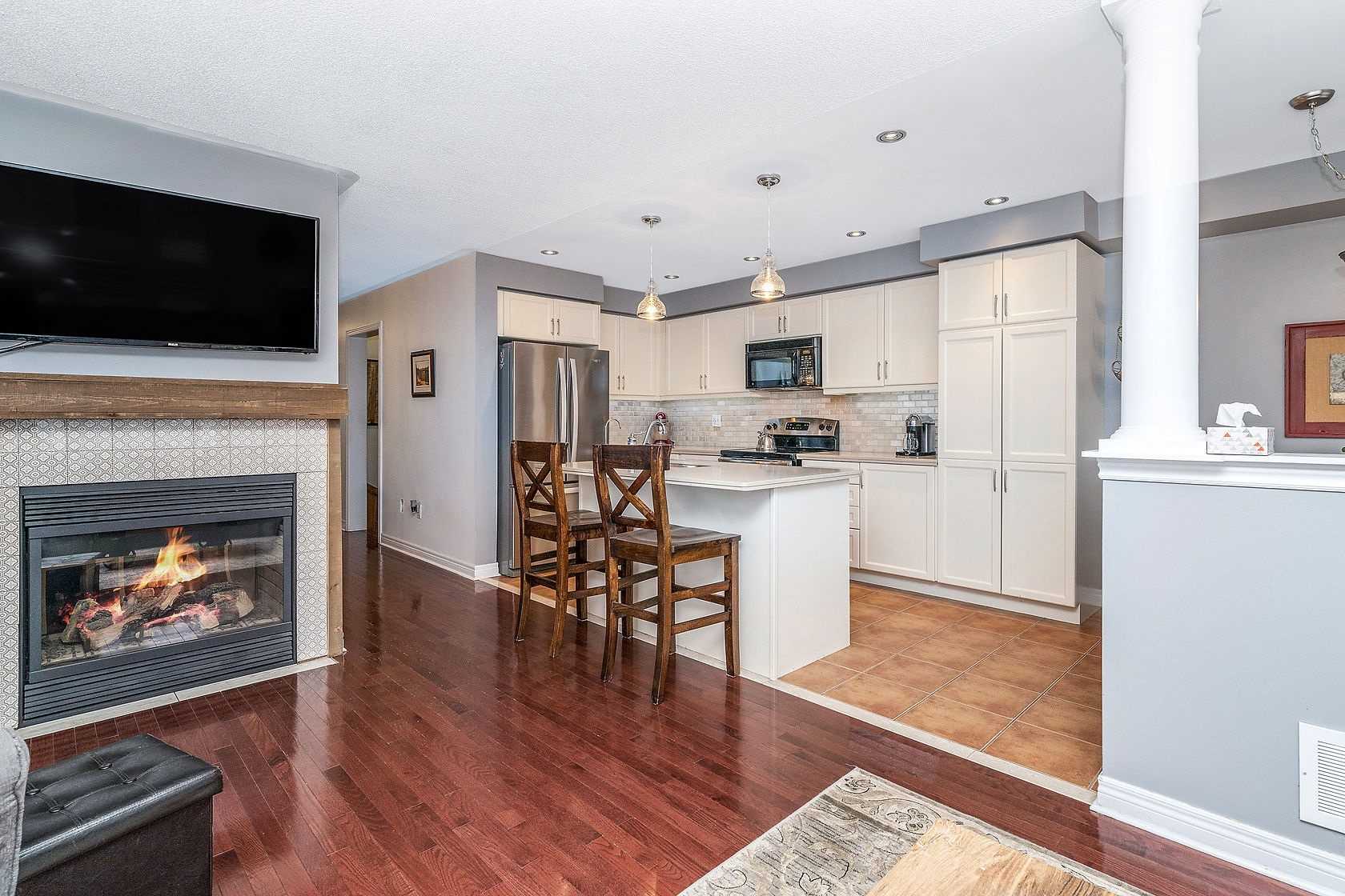 25 Mowat Cres