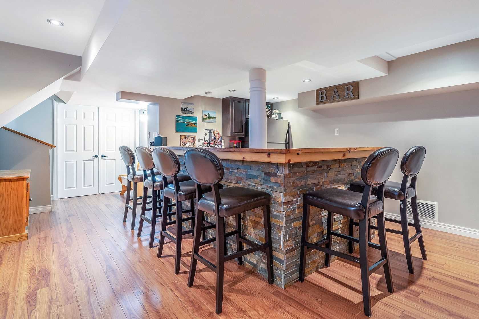 25 Mowat Cres
