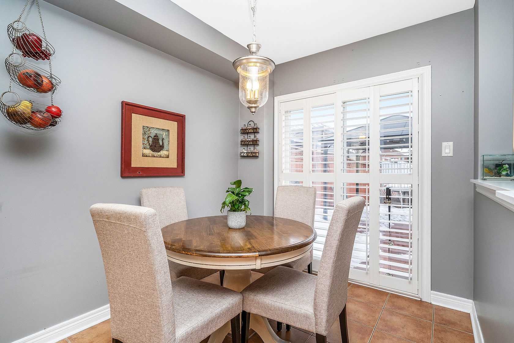 25 Mowat Cres