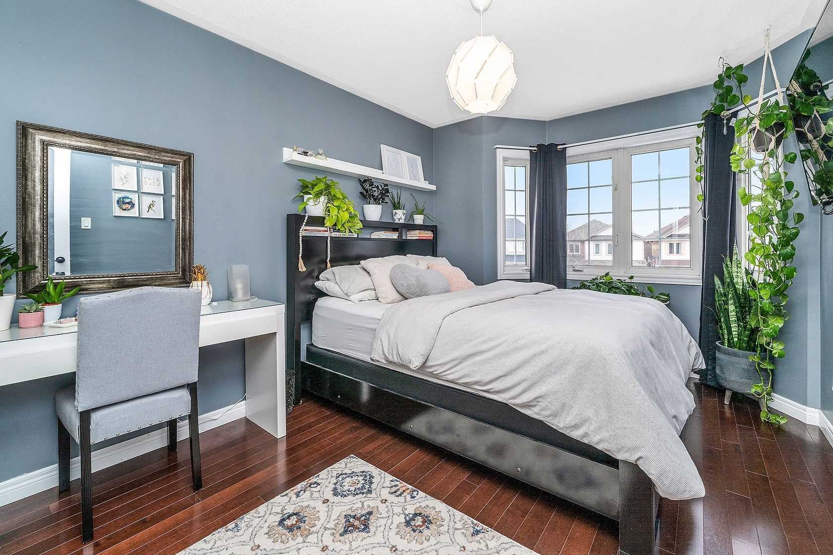 25 Mowat Cres