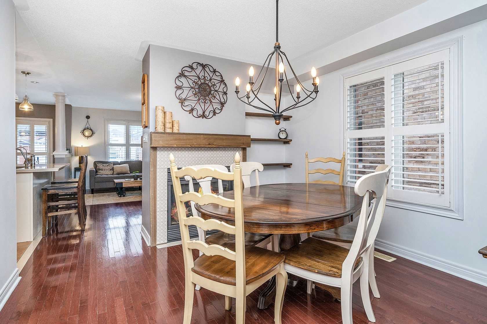 25 Mowat Cres