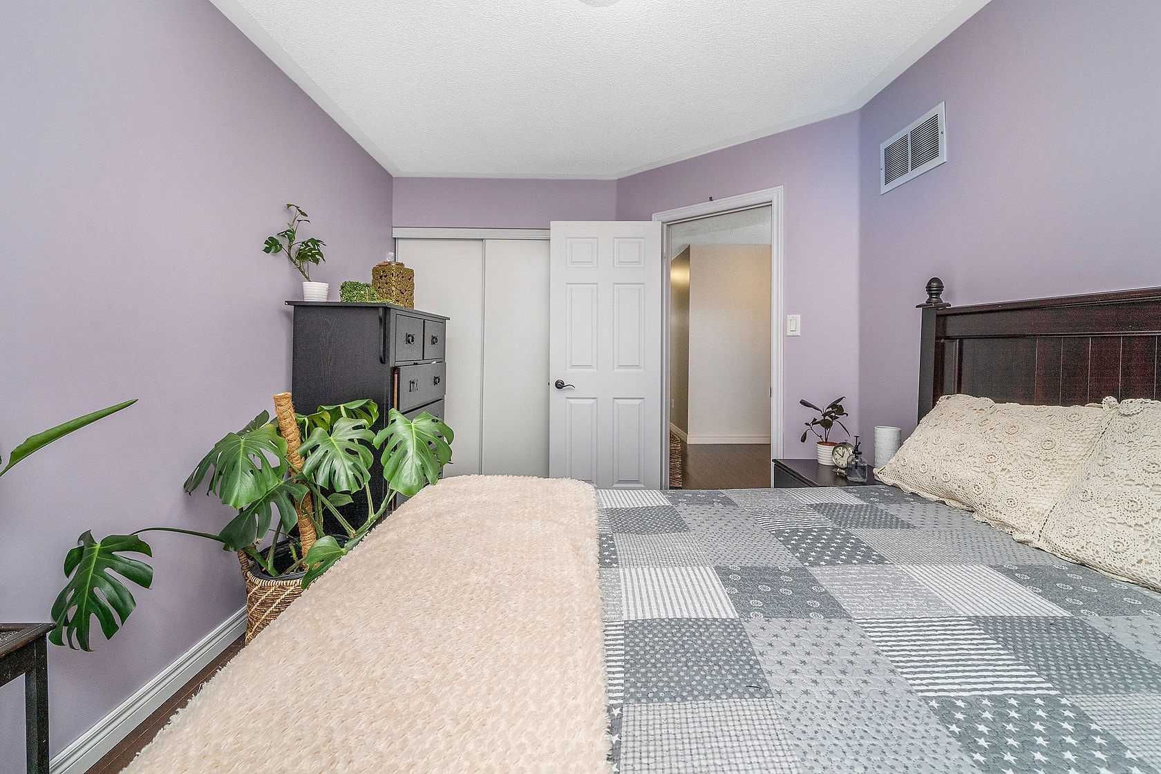25 Mowat Cres