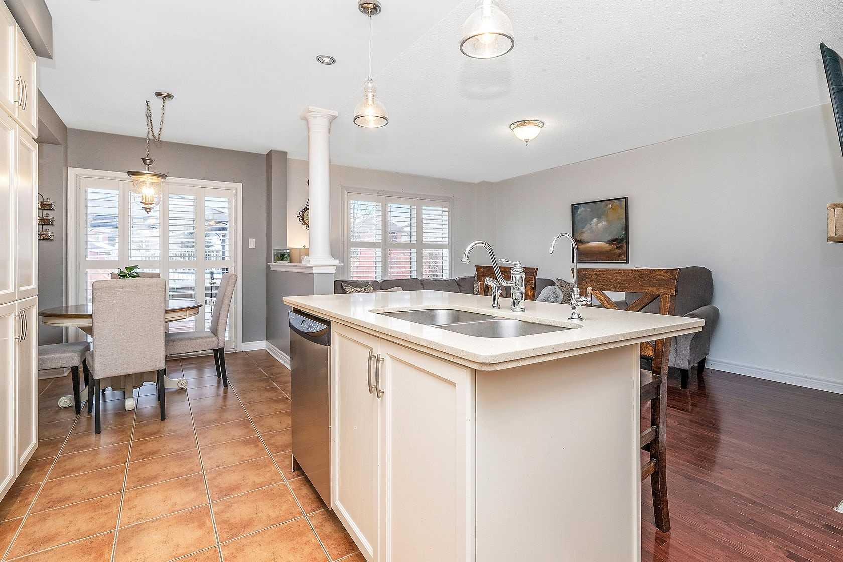 25 Mowat Cres
