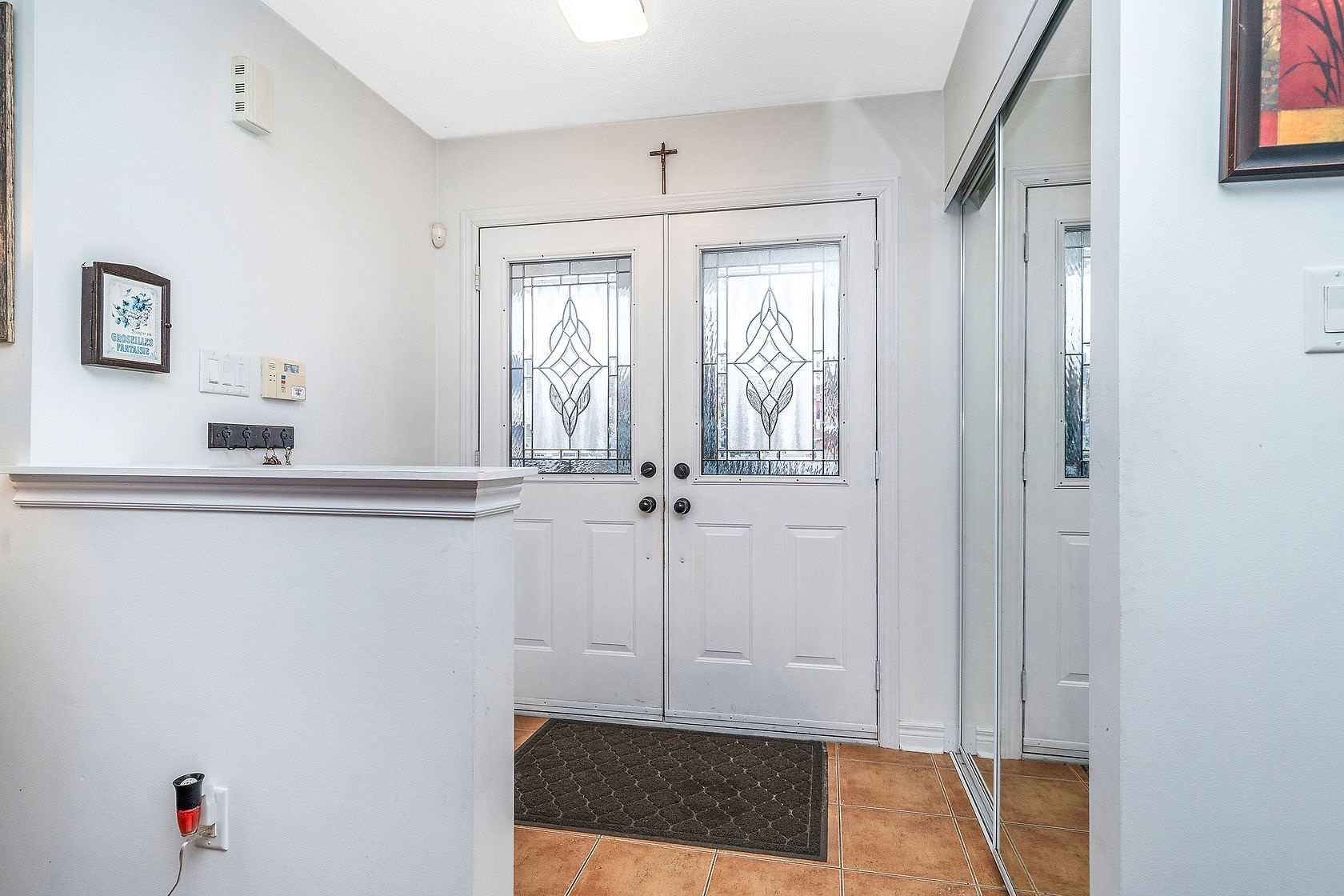 25 Mowat Cres