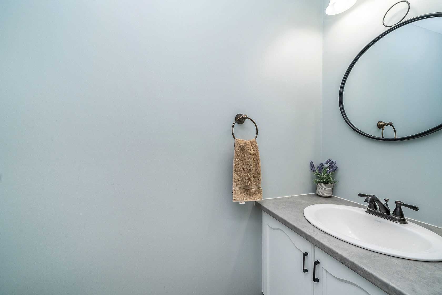 25 Mowat Cres