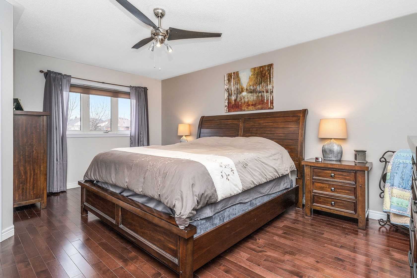 25 Mowat Cres