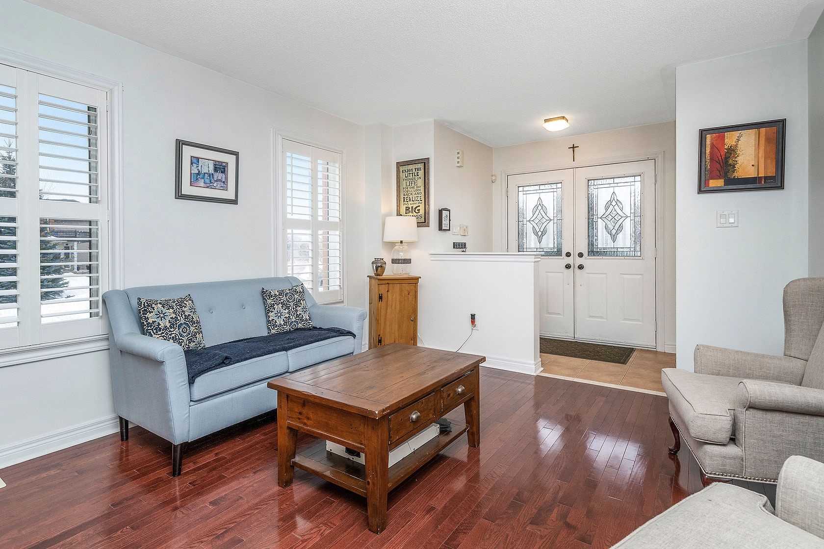 25 Mowat Cres