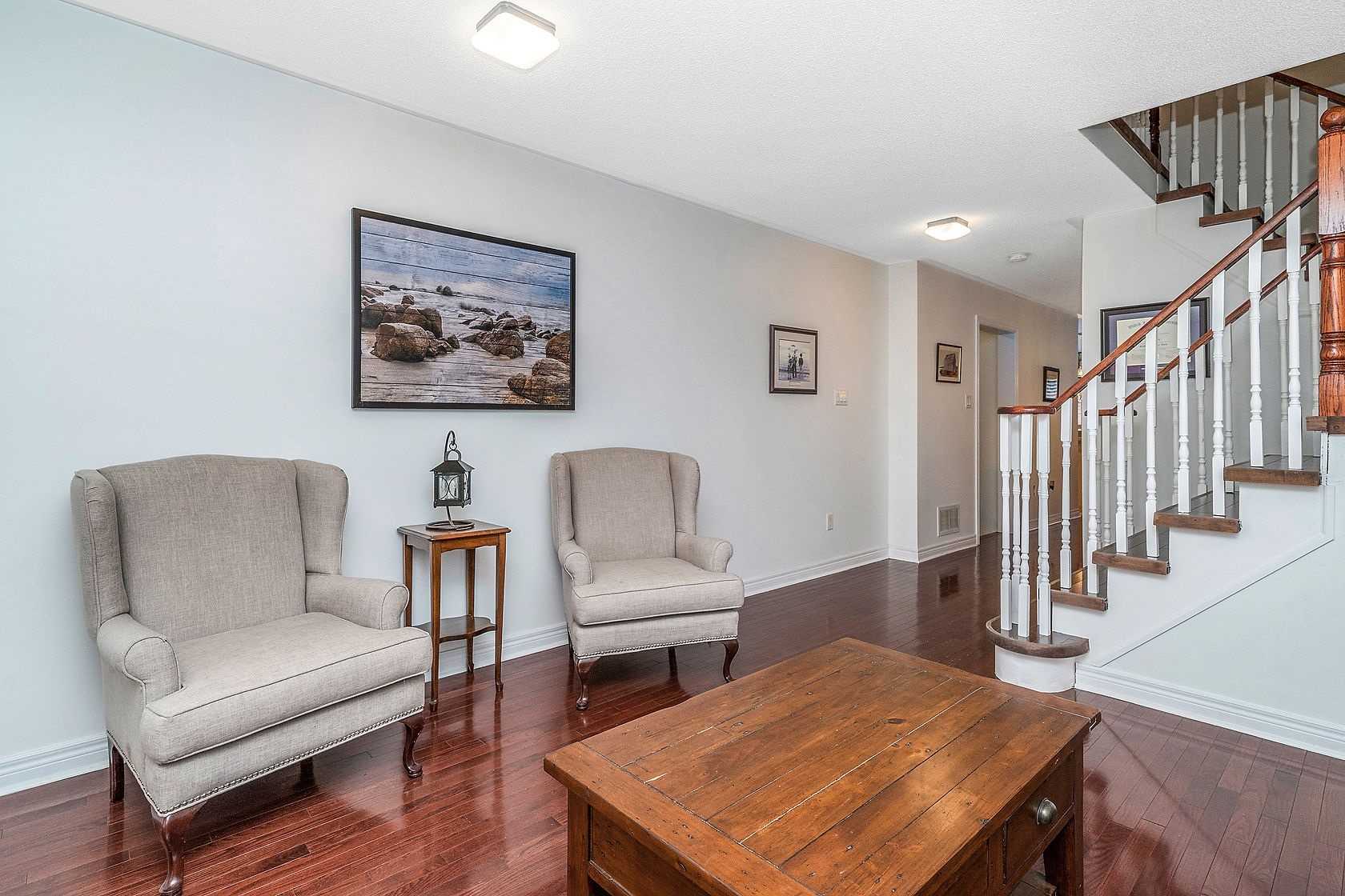 25 Mowat Cres
