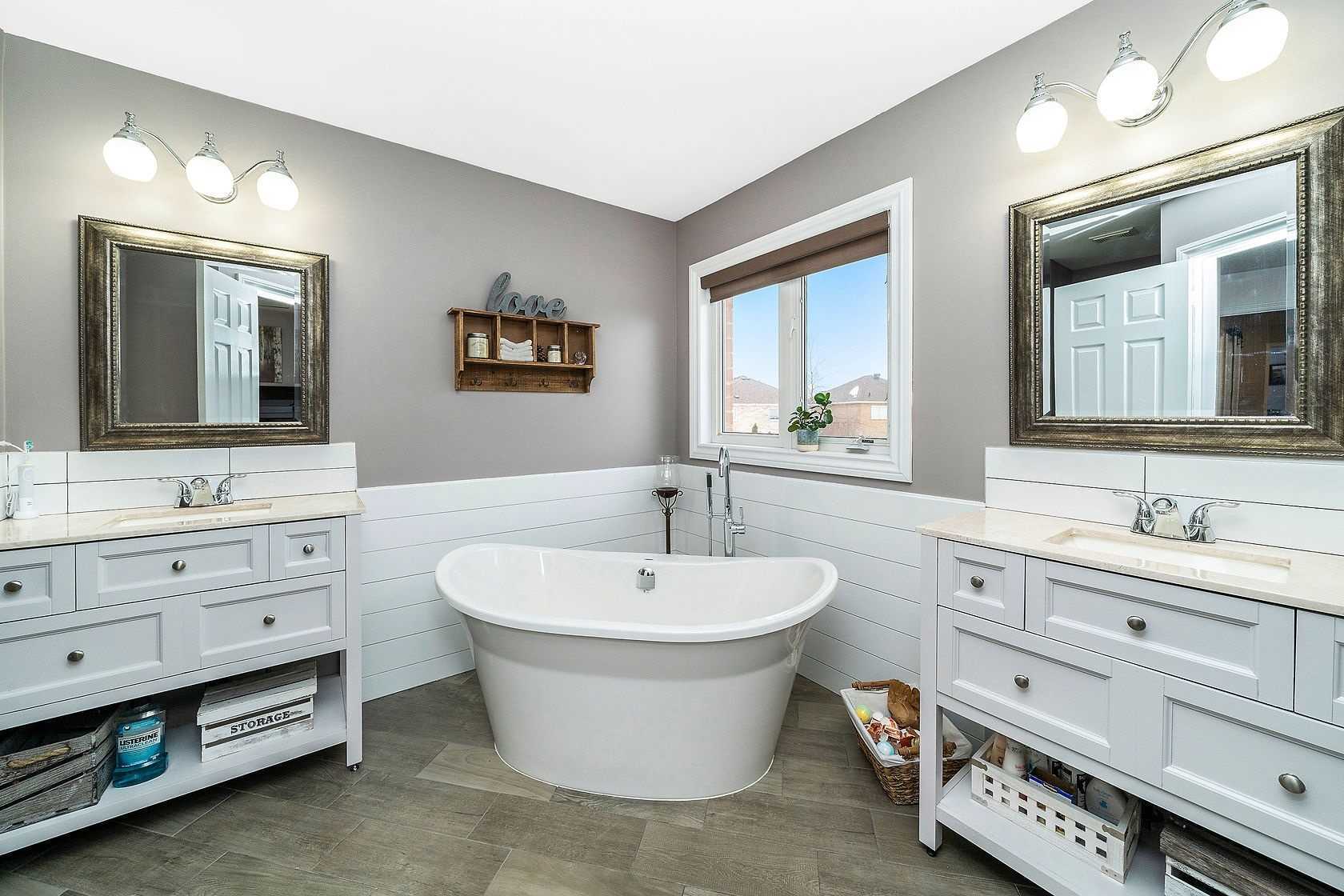 25 Mowat Cres