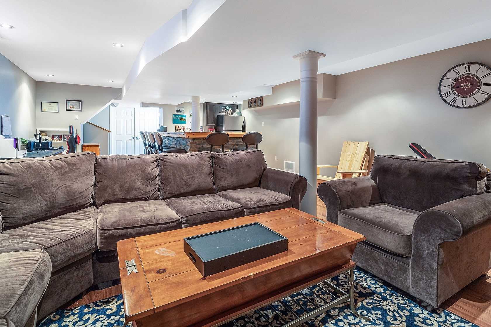 25 Mowat Cres