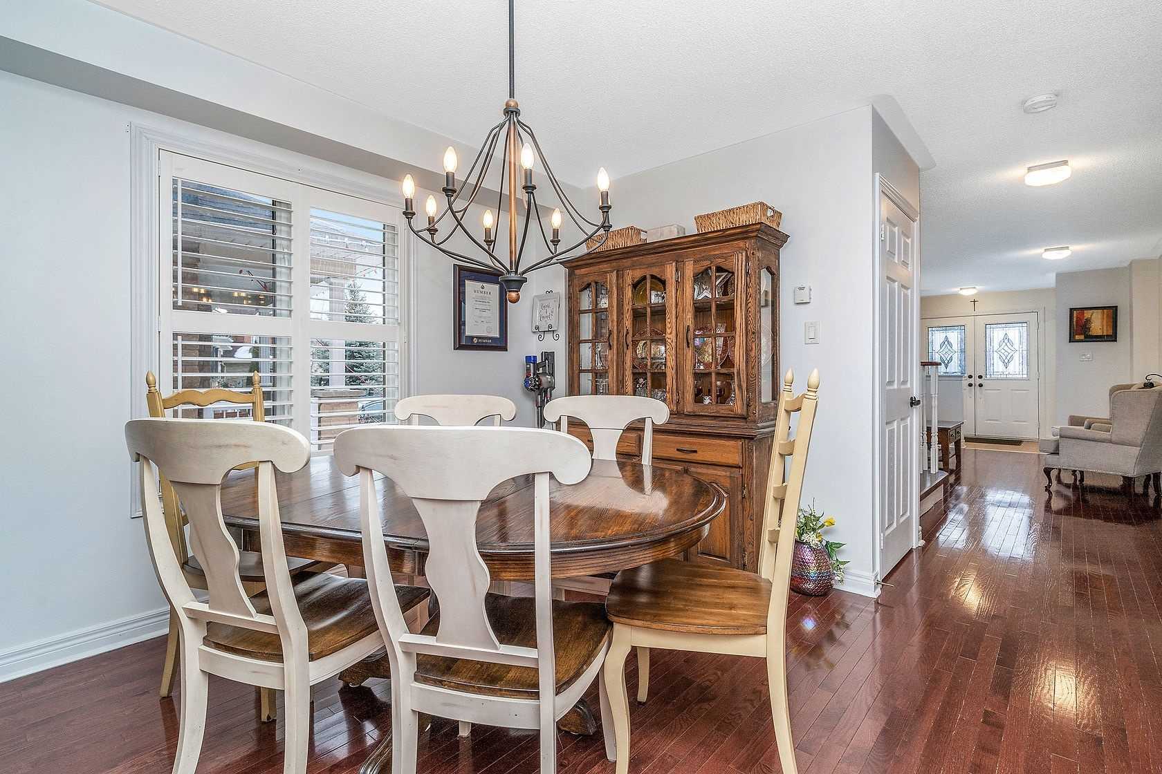 25 Mowat Cres