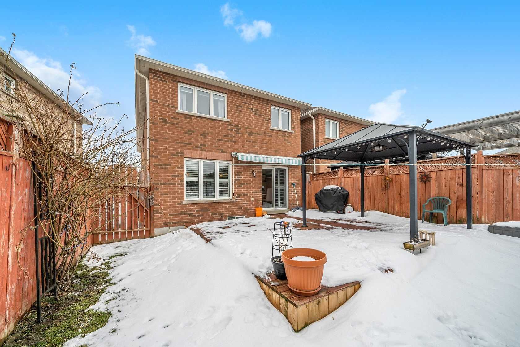 25 Mowat Cres